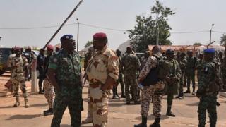 Une scène des négociations de la mutinerie de janvier dernier. Les soldats attendent l'arrivée du ministre de la défense à l'aéroport de Bouaké.