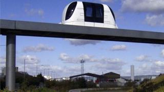Un o'r 'pods' yn mynd trwy'i bethau