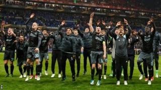 Lyon'u eleyen Ajax yarı final zaferini kutluyor