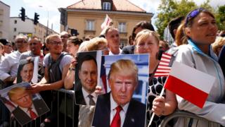 Люди, які слухали цю промову, тримали портрети пана Трампата президента Польщі Анджея Дуди