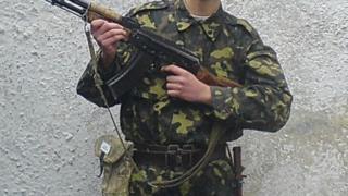 Солдат з автоматом