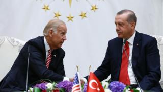 Joe Biden, Cumhurbaşkanı Erdoğan'la el sıkışıyor.