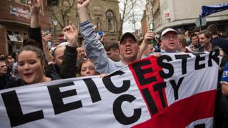 Des supporters de Leicester jubilent en mai 2016 pour le tirage qui allait les opposer à Manchester United