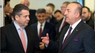 German Foreign Minister Sigmar Gabriel (left) with his Turkish counterpart Mevlut Cavusoglu in Goslar, central Germany, 6 January 2018