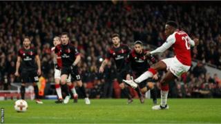 Danny Welbeck yinjije ibitsindo bibiri ku kibuga ca Emirates - ibitsindo vyiwe vya mbere muri Europa kuva mu 2014