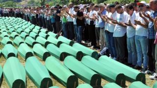 боснийские мусульмане у гробов своих родственников