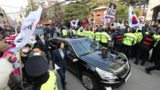 韩国前总统朴槿惠的支持者在她的家外集会,当局派出大量警员维持秩序。