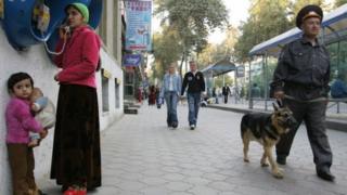 Тажикстандын Ички иштер министрлиги жыл башында эле ашыкча салмактуу кызматкерлерине эгер жумуштан кетүүнү каалабаса, анда арыктоону милдеттендирген эле.