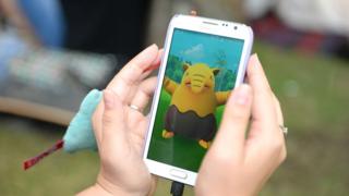 телефон с запущенным pokemon Go