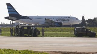Malta ordusu hava limanına endirilmiş təyyarəni əhatə edib