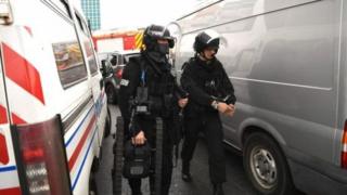 法国警方正在严密检查奥利机场
