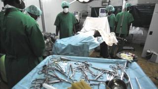 Des médecins ont procédé à une chirurgie réparatrice de ses organes.