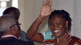 Simone Gbagbo soutenue par un de ses avocats lors de son procès à Abidjan en février 2015