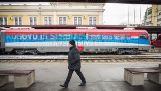 Treni ya Serbia iliyokuwa imeandikwa maandishi maalum kwa ajili ya raia wake