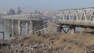 Screengrab of video published by IS' self-styled news agency, Amaq, showing collapsed section of Old Bridge in Mosul (27 December 2016)