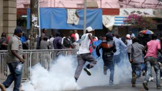 Wafuasi wa Rais wa Kenya Uhuru Kenyatta wanatawanyishwa katika mtaa mmoja jijini Nairobi, Kenya 11/10/2017