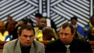 Willem Oosthuizen iyo Theo Jackson ayaa ku khasbay Victor Mlotshwa inuu galo naxashka maydka