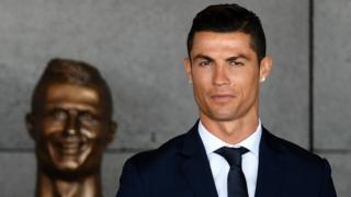 自分の像の除幕式に出席したクリスティアーノ・ロナウドさん(28日、ポルトガル・マデイラ)