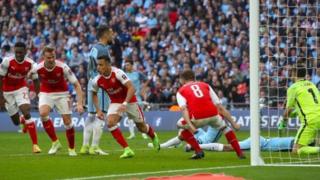 Alexis Sanchez lokacin da ya ci kwallon
