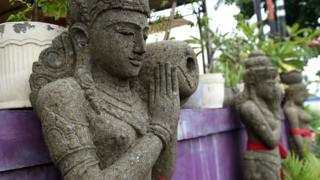 Patung Bali telanjang