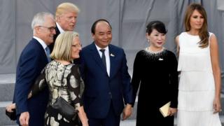 Thủ tướng Nguyễn Xuân Phúc chụp hình cùng Tổng thống Trump và Thủ tướng Úc Malcom Turnbull