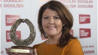 Blas Ceoil presenter Lynette Fay with her award