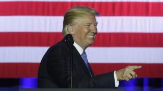 Hindise sharciyeedka cusub ee canshuurta waa mid u hiilinaya Trump