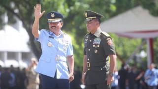 Panglima TNI Marsekal Hadi Tjahjanto bersama pendahulunya Jenderal Gatot Nurmantyo