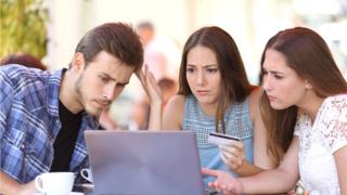 Personas frente a un computador
