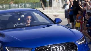 Neymar məşqləri davam etdirmək üçün çərşənbə günü Barcelona-ya gəlib və klub yoldaşlarını Barcelona-nı tərk etmək istədiyini bildirib