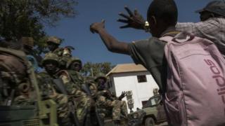 Des Gambiens saluent les soldats de la Cédéao de passage dans leur localité.