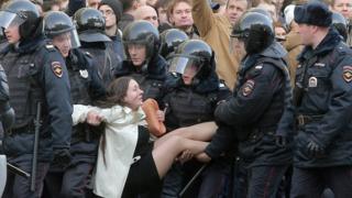 Policías antidisturbios rusos detienen a un manifestante durante una manifestación de la oposición en el centro de Moscú, Rusia, 26 de marzo de 2017.