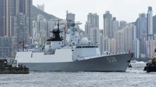 煙台艦正在進入昂船洲海軍基地(中新社圖片7/7/2017)