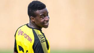 Germano-camerounais, Youssoufa est né le 20 novembre 2004, selon l'acte de naissance délivré à son père par le consulat d'Allemagne à Yaoundé, où il a vu le jour.