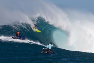 Paige Alms participa en el primer evento oficial del circuito femenino de olas grandes en Haw'ai en 2016.