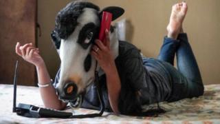 уйдун башына окшоп жасалган бет кап кийип түшкөн аялдар