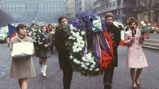 Người dân Tiệp Khắc tuần hành hôm 25/1/1969 tại quảng trường Wenceslas ở trung tâm Prague tại lễ tang của Palach, một sinh viên tự thiêu để phản đối Liên Xô xâm chiếm Tiệp.