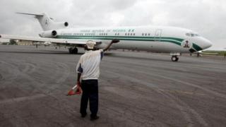 L'avion de commandement du Nigéria sur le tramac de l'aéroport de Monrovia où il a transporté le président Charles Taylor en exile le 11 aôut 2003