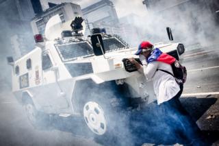 Una mujer frente a una tanqueta en el centro de Caracas durante una manifestación contra el gobierno de Venezuela el 19 de abril de 2017.
