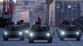 Танки Т-14 "Армата" перед парадом в Москве в 2015 году