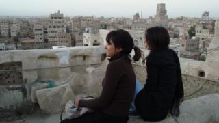 Mai (izq.) y su hermana miran la panorámica de Saná, en 2009.