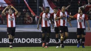 Striker Kolombia (kedua dari kiri) adalah sasaran utama jarum Allende.