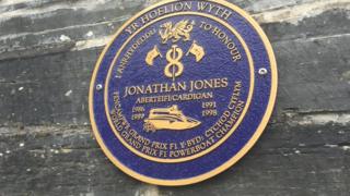 The plaque honouring Jonathan Jones
