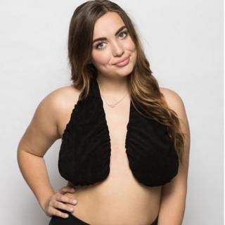 Seorang perempuan berpose dalam Ta-Ta Towel hitam dan legging hitam
