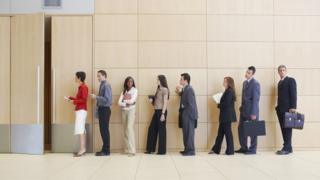 Candidatos a un empleo esperando en fila