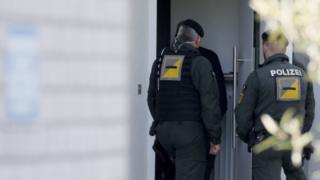 Police officers stand in front of the house where a suspect in the bombing attack on team bus of Borussia Dortmund was arrested, in Rottenburg (21 April 2017)