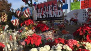 サン・バーナディーノ銃撃事件の犠牲者を悼み花束が手向けられた