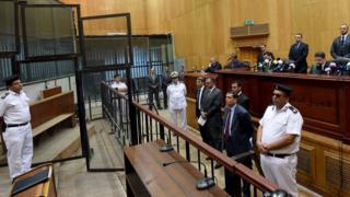 Policiers avocats et juges égyptiens lors du procès de M. Morsi pour espionnage le 18 juin 2016.