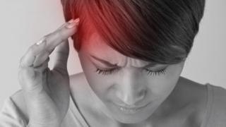 Mujer con migraña