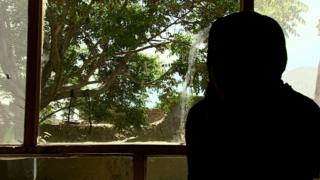 Neda, de 18 años, fue forzada a una "prueba de virginidad" por subirse a un coche con dos amigos.